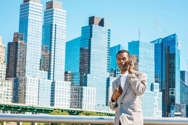 Joven Hombre Negocios Afroamericano Que Viaja Por Ciudad Nueva York — Foto de Stock