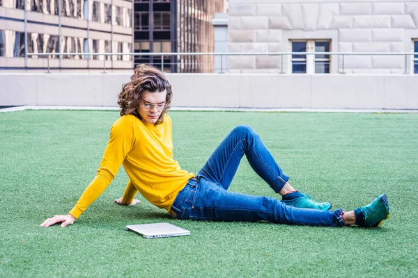 Young Hispanic Amerikaans College Student Denken Buiten New York Met — Stockfoto