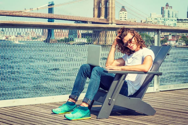 Young Hispanic Amerikaanse Man Reizen New York Met Lange Haren — Stockfoto