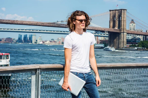 Hispánské Ameriky Mladík Cestování New Yorku Dlouhými Vlasy Nosí Sluneční — Stock fotografie
