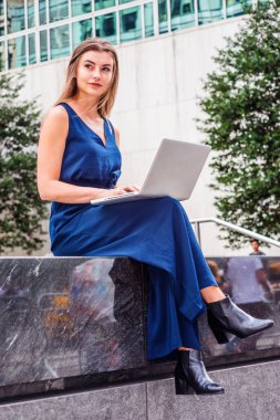 Başarı için yol. Genç Doğu Avrupalı Amerikalı New York'ta okuyan, mavi kolsuz Tulum, siyah deri ayakkabı giyiyor, kampüste dışarıda, dizüstü bilgisayarda çalışarak, uzağa arıyorsunuz Bayan