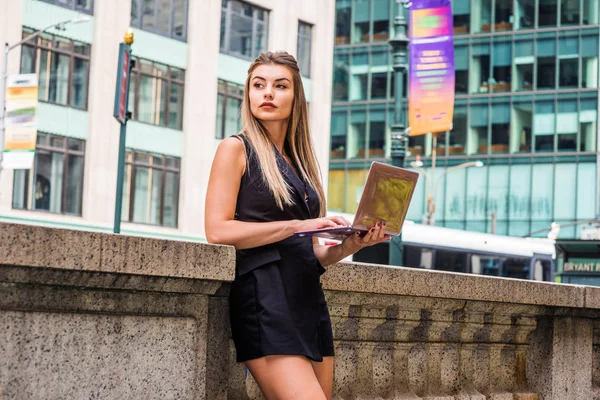 Camino Éxito Joven Mujer Americana Europa Del Este Estudiando Trabajando —  Fotos de Stock