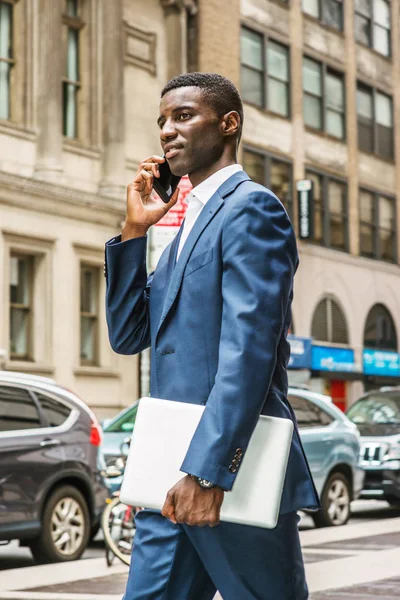 Joven Hombre Negocios Afroamericano Hablando Por Teléfono Celular Viajando Trabajando — Foto de Stock