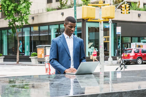 Joven Empresario Afroamericano Viajando Trabajando Nueva York Vistiendo Traje Azul — Foto de Stock