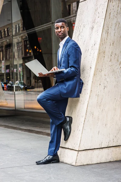 Молодой Афроамериканский Бизнесмен Работающий Нью Йорке Синем Костюме Белой Рубашке — стоковое фото