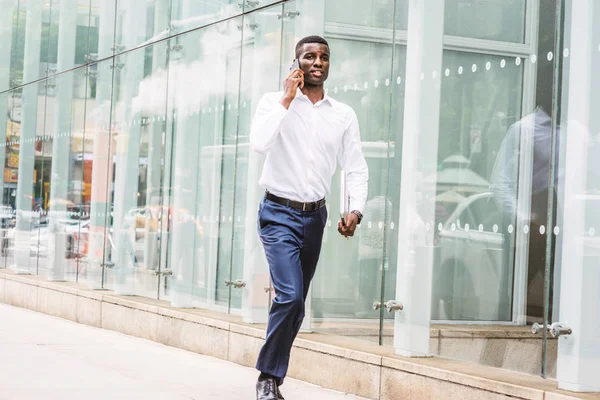 Date Prisa Joven Hombre Negocios Afroamericano Hablando Por Teléfono Celular — Foto de Stock