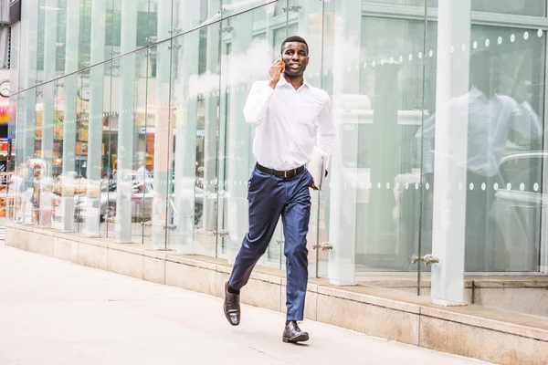 Поспішати Молодих Афро Американських Бізнесмен Чемпіонату Фрірану Подорожуючи Нью Йорку — стокове фото