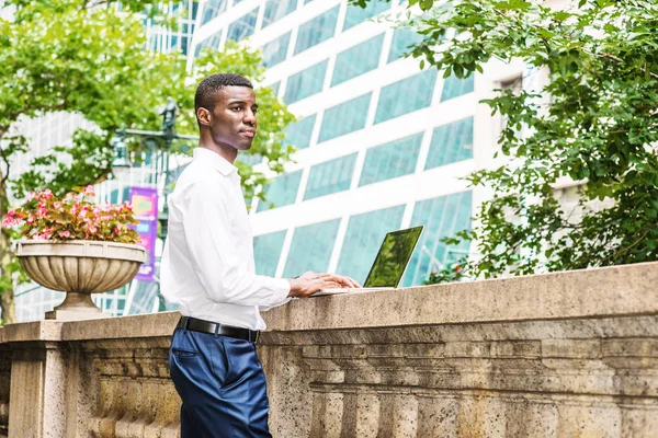 Young African American College Estudiante Que Estudia Nueva York Vistiendo — Foto de Stock