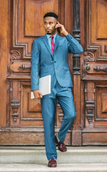 Joven Hombre Negocios Afroamericano Que Trabaja Nueva York Vistiendo Traje — Foto de Stock