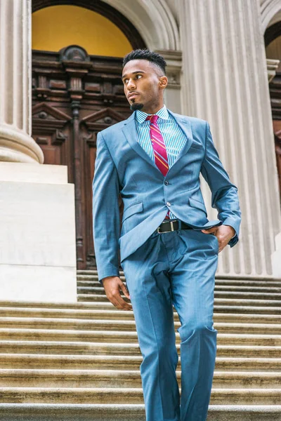 Joven Hombre Negocios Afroamericano Con Barba Trabajando Nueva York Vistiendo — Foto de Stock