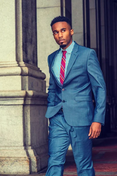 ひげ旅行 身に着けているスカイブルー ダークスーツ ニューヨークで仕事の若いアフリカ系アメリカ人実業家白のストライプのシャツ 紫赤柄のネクタイ ストリート 探しているヴィンテージの列で歩いて — ストック写真