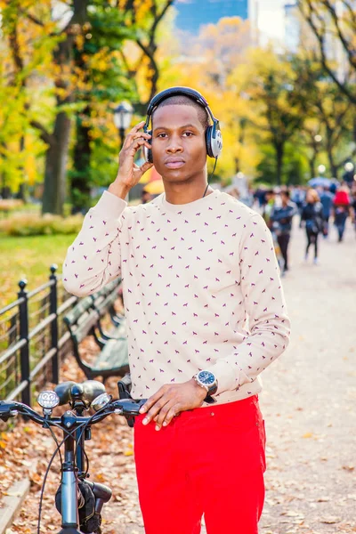 Man Listening Music Vestirse Con Suéter Sin Cuello Pantalones Rojos —  Fotos de Stock