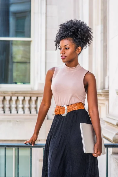 Unga Vackra Afroamerikanska Kvinna Med Afro Frisyr Bär Ärmlös Ljus — Stockfoto