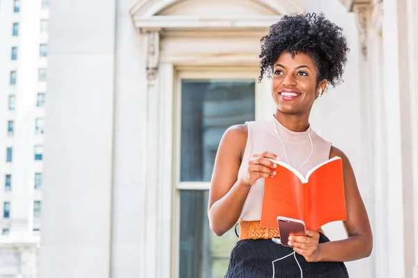 Young Gelukkig African American Vrouwelijke Student Met Afro Kapsel Zitten — Stockfoto
