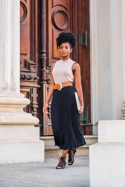 Genç Kadın New York Çalışma Afro Saç Modeli Ile Dizüstü — Stok fotoğraf
