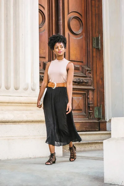 Genç Kadın New York Çalışma Afro Saç Modeli Ile Dizüstü — Stok fotoğraf