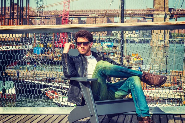 Man Reser New York Klä Sig Svart Skinnjacka Blå Jeans — Stockfoto