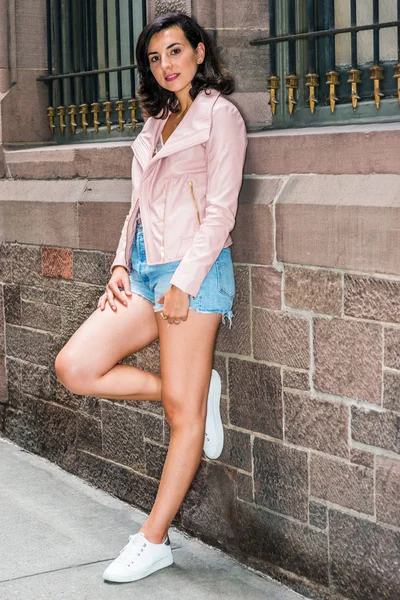 Женская Уличная Мода Нью Йорке Молодая Американка Светло Розовой Кожаной — стоковое фото