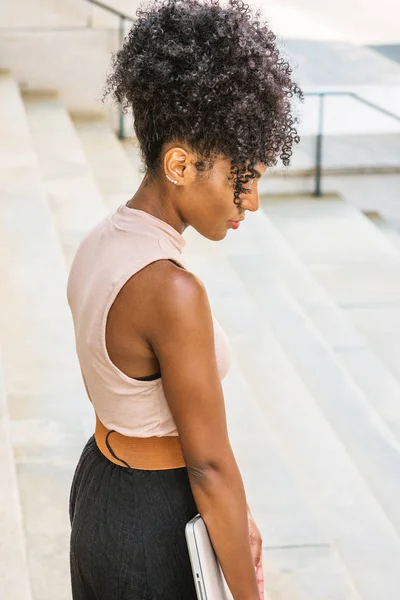 Joven Chica Afroamericana Con Peinado Afro Alfiler Oreja Blanca Con — Foto de Stock