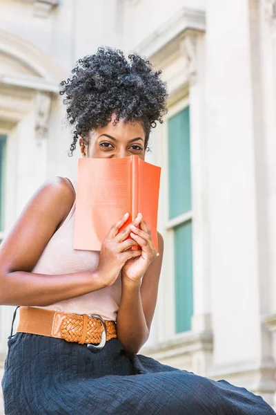 Liefdevolle Boek Lezen Jonge African American Vrouwelijke Student Met Afro — Stockfoto