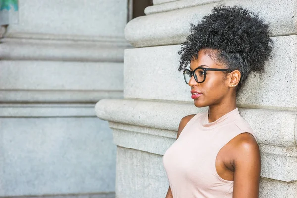 New York Genç Afro Amerikan Kadın Portresi Kolsuz Açık Renk — Stok fotoğraf