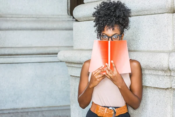 Joven Estudiante Universitaria Afroamericana Con Peinado Afro Con Gafas Parada — Foto de Stock