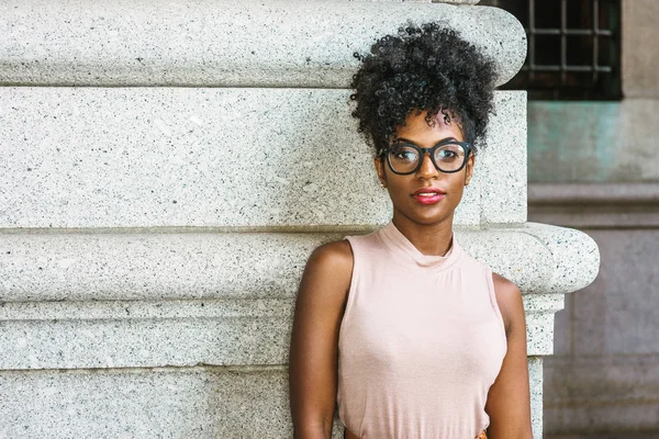 New York Genç Afro Amerikan Kadın Portresi Kolsuz Açık Renk — Stok fotoğraf