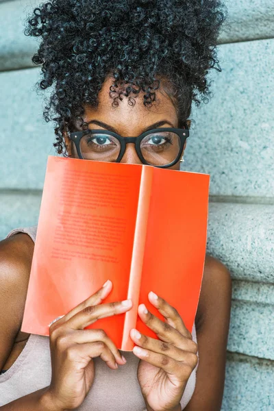 Czytania Myślenia Studentka College Młodych African American Fryzura Afro Noszenie — Zdjęcie stockowe