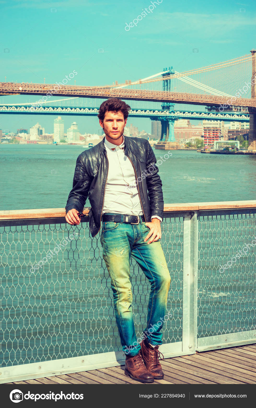 camisa blanca y jeans hombre