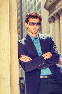 Seyahat, New York'ta çalışan ciddi Avrupa iş adamı. Güneş gözlüğü, takıyor mavi elbiseli Giydirme genç bir adamla iş bölgesinde ayakta, silah geçiş, düşünme sakallı. Filtre uygulanmış etkisi.