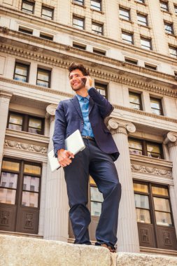 Avrupa seyahat, New York'ta çalışan iş adamı. Mavi takım elbiseli Giydirme, sakal ayakta yüksek binalar, sokakta genç bir adamla kol taşıma dizüstü bilgisayar, cep telefonu üzerinde konuşurken.