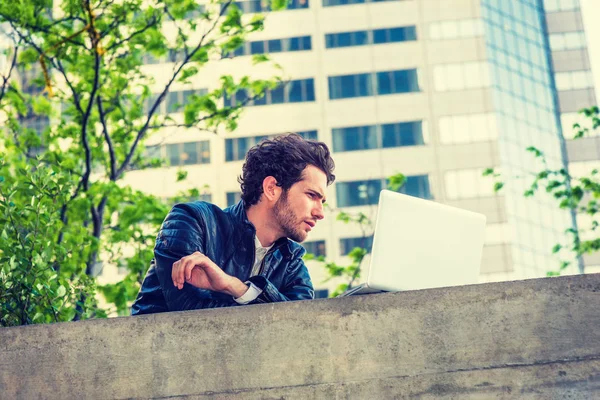 Europese Afgestudeerde Student Studeren New York Het Dragen Van Zwarte — Stockfoto