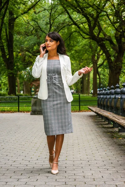 Νέοι Όμορφη Αμερικανική Business Γυναίκα Ταξιδεύει Στη Νέα Υόρκη Φορώντας — Φωτογραφία Αρχείου