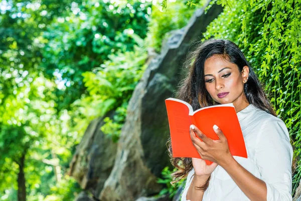 Jonge Mooie Indische Amerikaanse Vrouw Met Lang Haar Ontspannen Buiten — Stockfoto