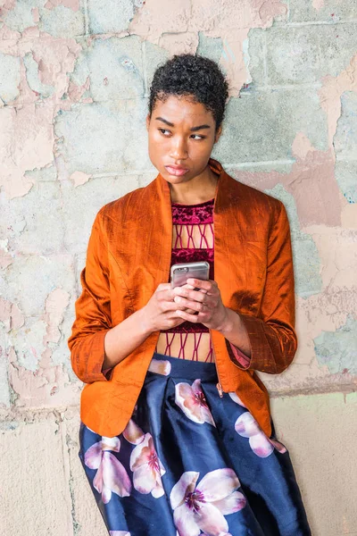 Joven Mujer Afroamericana Enviando Mensajes Texto Teléfono Celular Fuera Ciudad — Foto de Stock