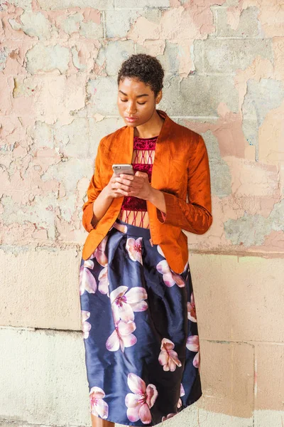 Joven Mujer Afroamericana Mensajes Texto Teléfono Celular Fuera Ciudad Nueva — Foto de Stock