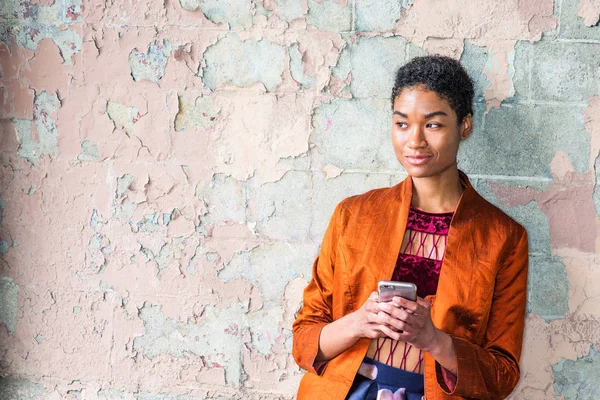 Genç Güzel Afrikalı Amerikalı Kadın Manifatura Üzerinde Turuncu Kırmızı Ceket — Stok fotoğraf