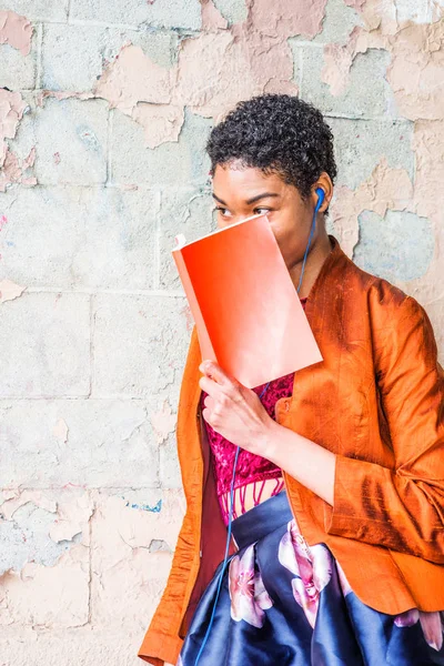 Genç Afro Amerikan Kitap Okumak New York Dışında Müzik Turuncu — Stok fotoğraf