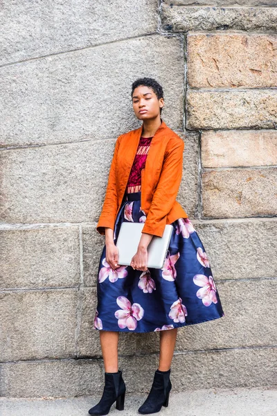 Афро Американських Молода Жінка Мислення Межами Нью Йорку Носіння Помаранчевий — стокове фото