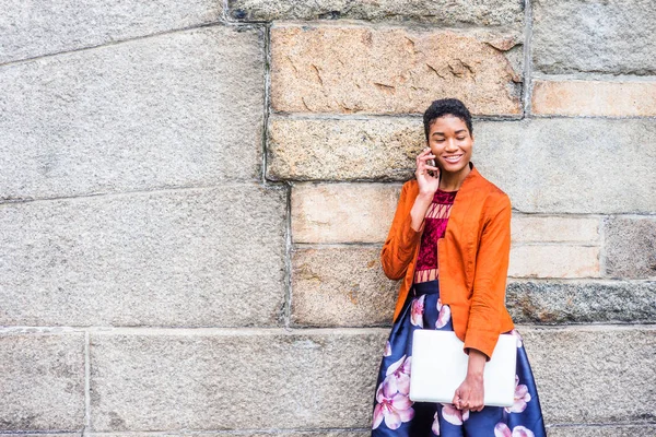 Ung African American Woman Talar Mobiltelefon Utanför New York City — Stockfoto