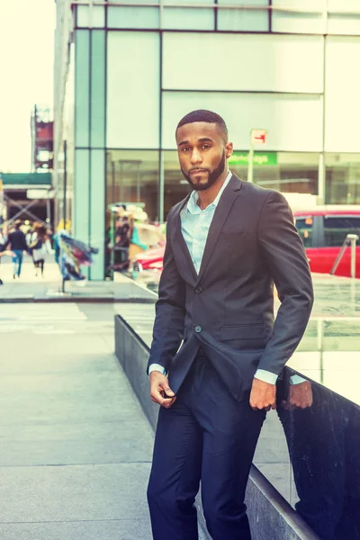 Молодой Симпатичный Афроамериканец Бородой Путешествует Нью Йорку Черной Куртке Брюках — стоковое фото