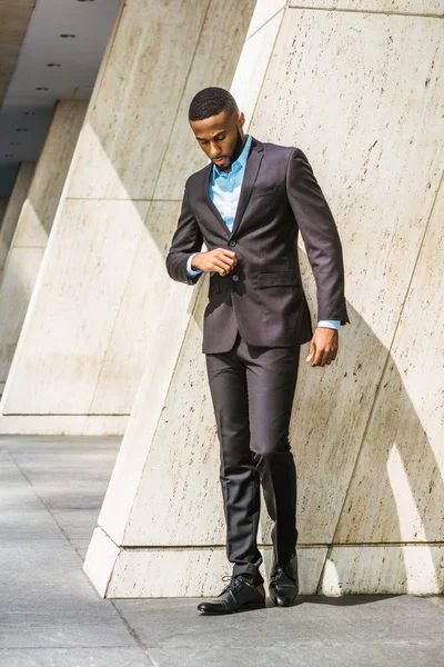 Joven Hombre Negocios Afroamericano Con Barba Vestido Con Traje Negro — Foto de Stock