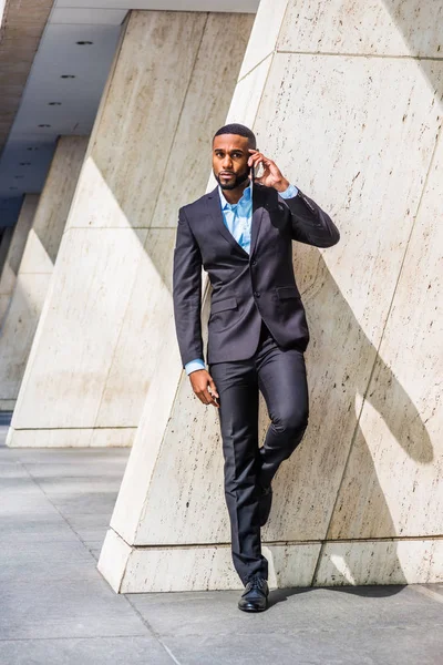 Молодих Афро Американських Бізнесмен Бородою Говорити Мобільний Телефон Межами Офісу — стокове фото