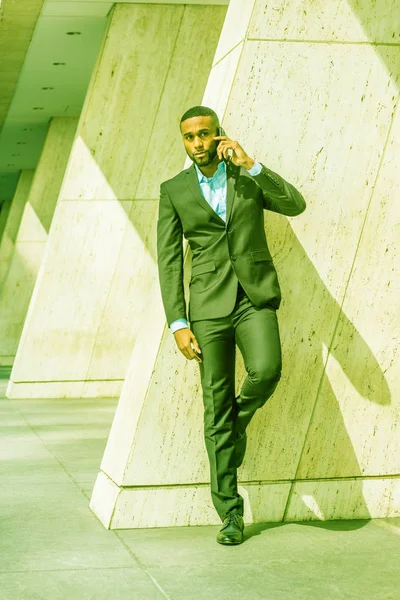 Молодой Афроамериканский Бизнесмен Бородой Разговаривает Мобильному Телефону Пределами Офиса Нью — стоковое фото