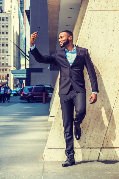 Молодих Афро Американських Бізнесмен Бородою Розтягування Arm Беручи Selfie Мобільний — стокове фото