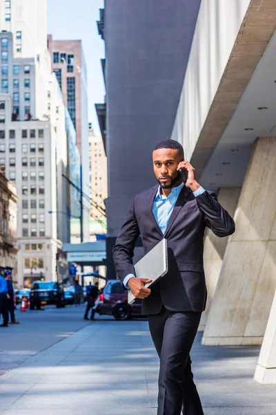 Joven Hombre Negocios Afroamericano Con Barba Hablando Por Teléfono Celular — Foto de Stock