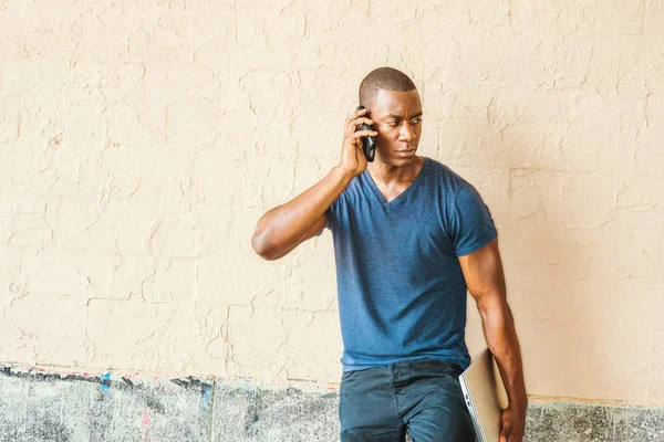 Joven Hombre Afroamericano Guapo Hablando Por Teléfono Celular Afuera Ciudad —  Fotos de Stock