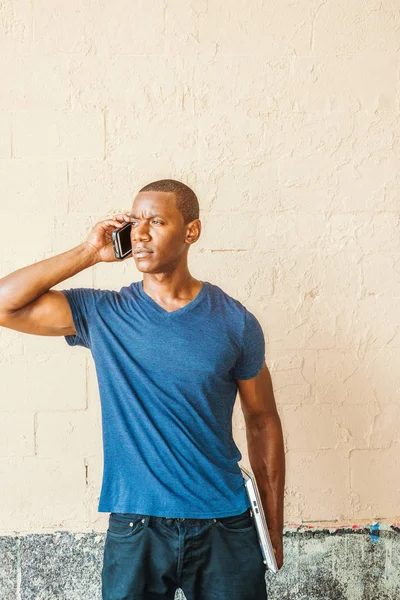 Joven Hombre Afroamericano Guapo Hablando Por Teléfono Celular Afuera Ciudad —  Fotos de Stock