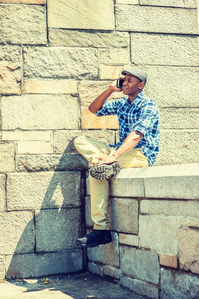 Jonge African American Man Praten Mobiele Telefoon Buiten New York — Stockfoto