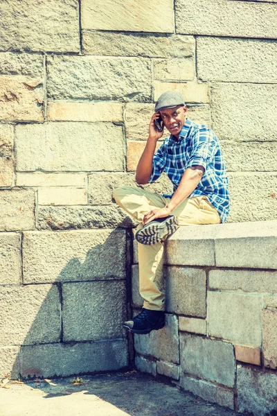 Hombre Afroamericano Joven Hablando Teléfono Celular Aire Libre Ciudad Nueva —  Fotos de Stock